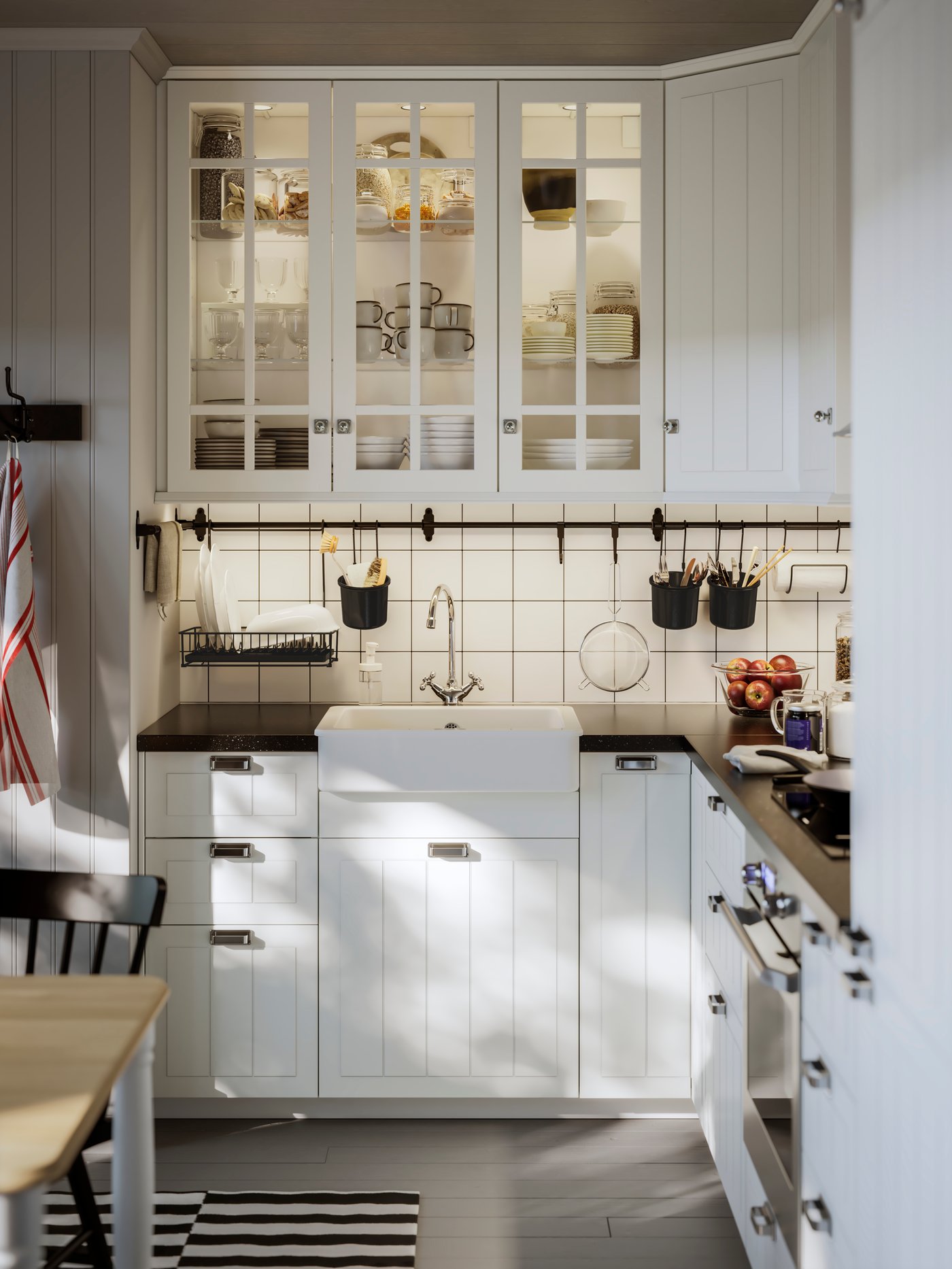 Cocina METOD con muebles blancos y artículos de cocina colgados en la pared.