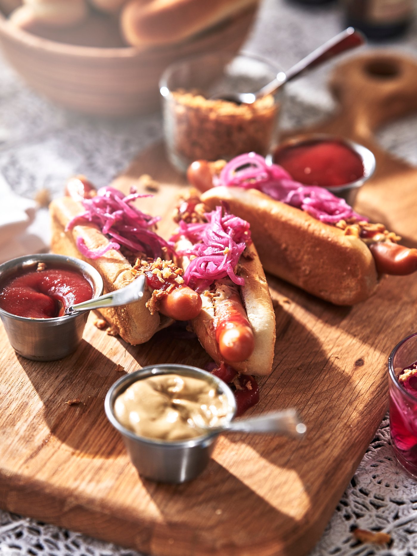Grillad korv med bröd på skärbräda i trä.
