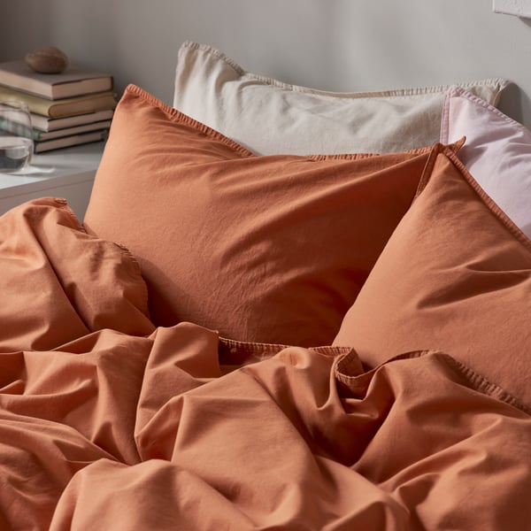 A red-brown ÄNGSLILJA duvet cover and 2 pillowcases