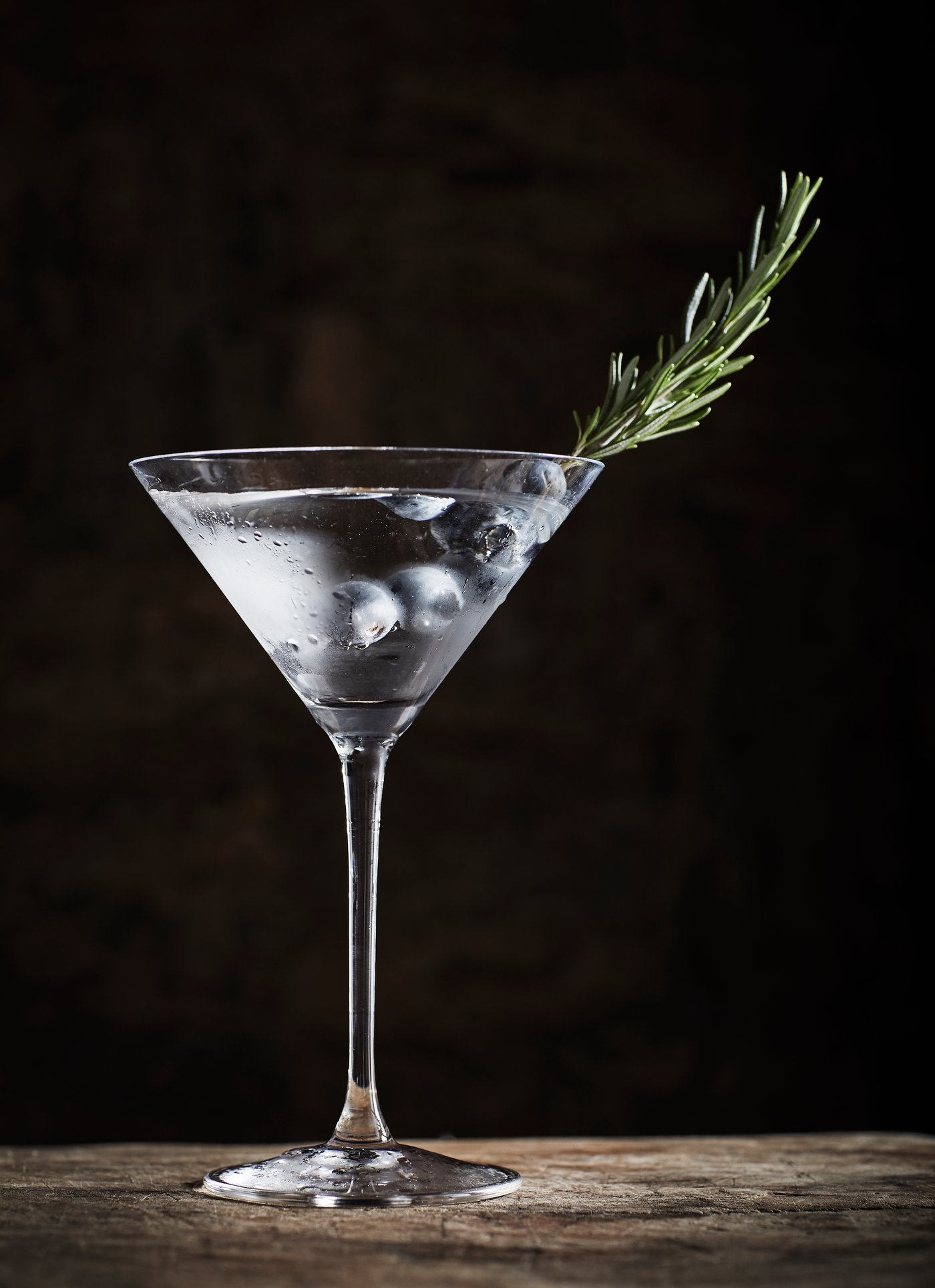 Ein klares STORSINT Martini-Glas.