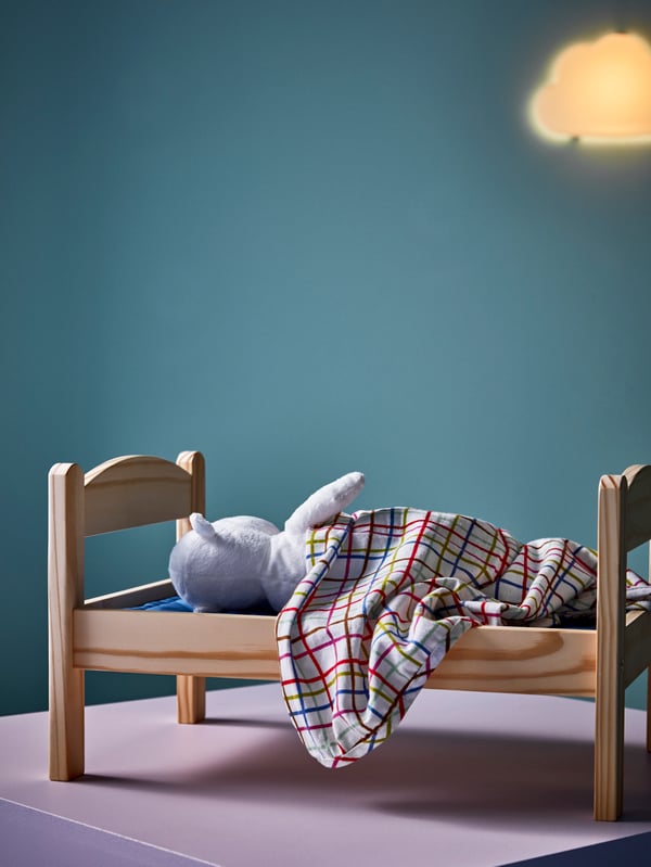 DUKTIG Puppenbett vor neutralem Hintergrund.