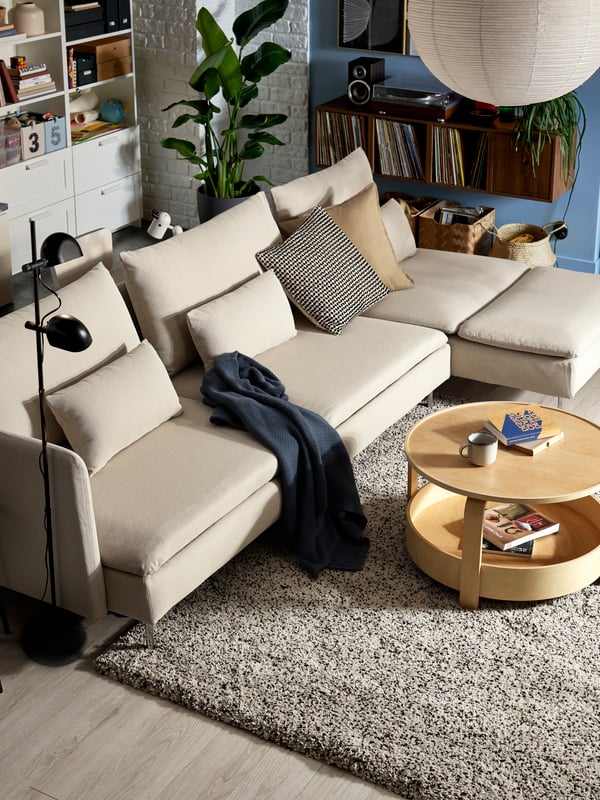 Ein Sofa mit Chaiselongue und offenem Ende/Fridtuna hellbeige SÖDERHAMN 4-Sitzer-Schlafsofa.