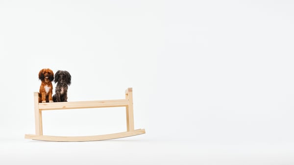 Lavička IKEA PS 2026 z borového dřeva s čirým lakem