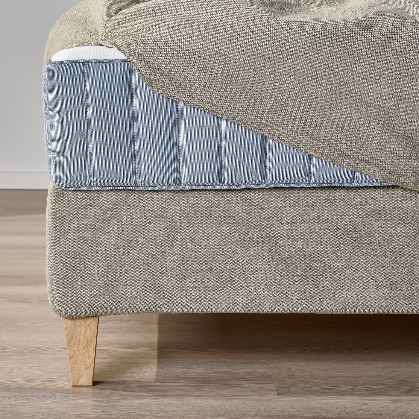 Eine LILLFJÄLLET Boxspringbett.