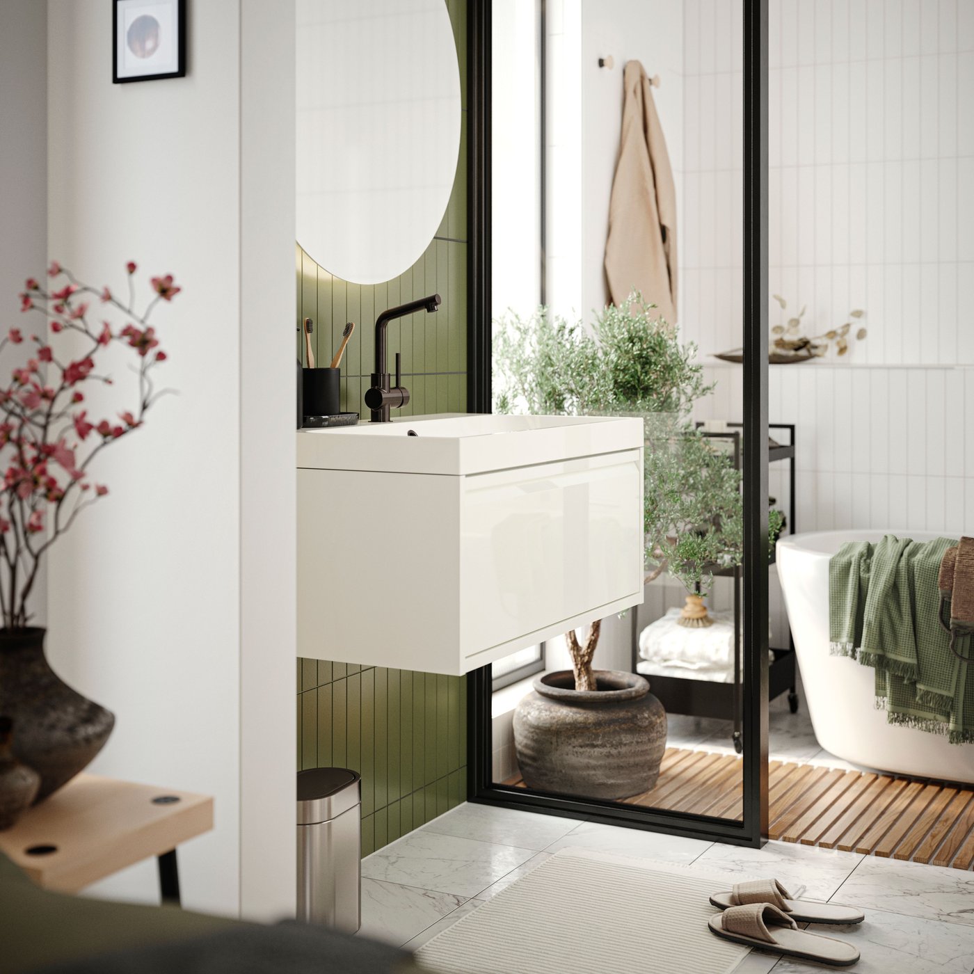 Es ist ein Badezimmer mit einem ÄNGSJÖN Waschbeckenschrank mit einer Schublade in hochglänzendem Weiß unter einem FAXÄLVEN Spiegel mit Beleuchtung zu sehen.
