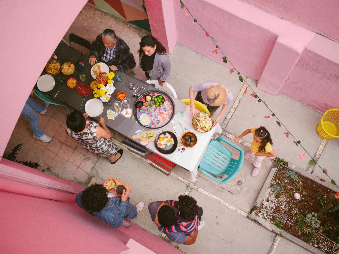 A multicolour ÖMSESIDIG tray outside