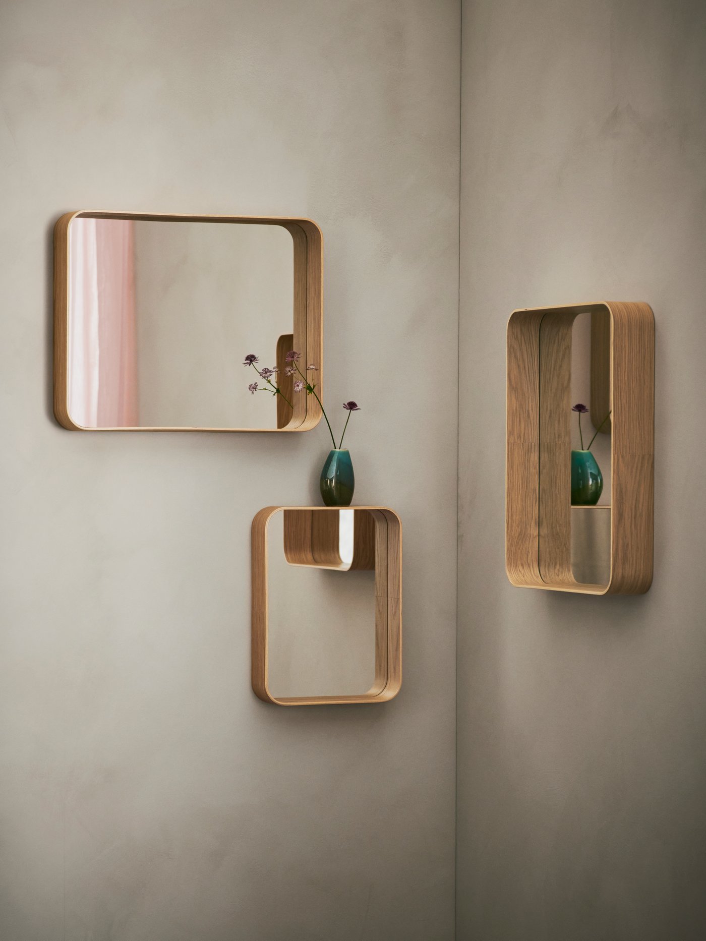 Un espejo DVÄRGSYREN de chapa de roble