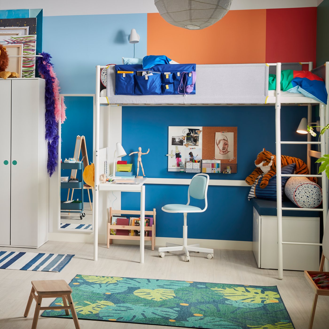 A dark blue SÅNGLÄRKA rug, flatwoven in the bedroom