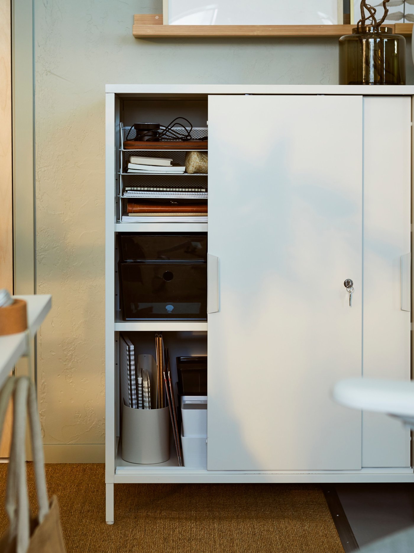 A cork/metal FAGNING portable table hook