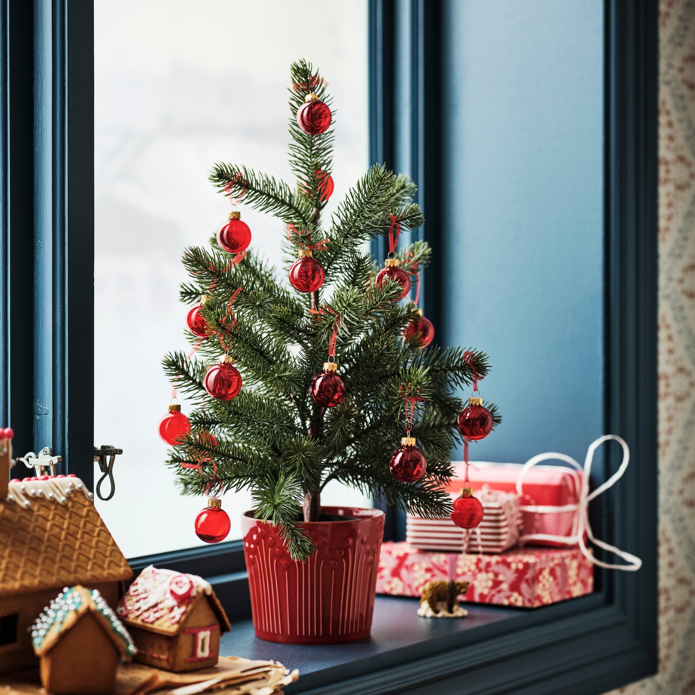 A red VINTERFINT plant pot