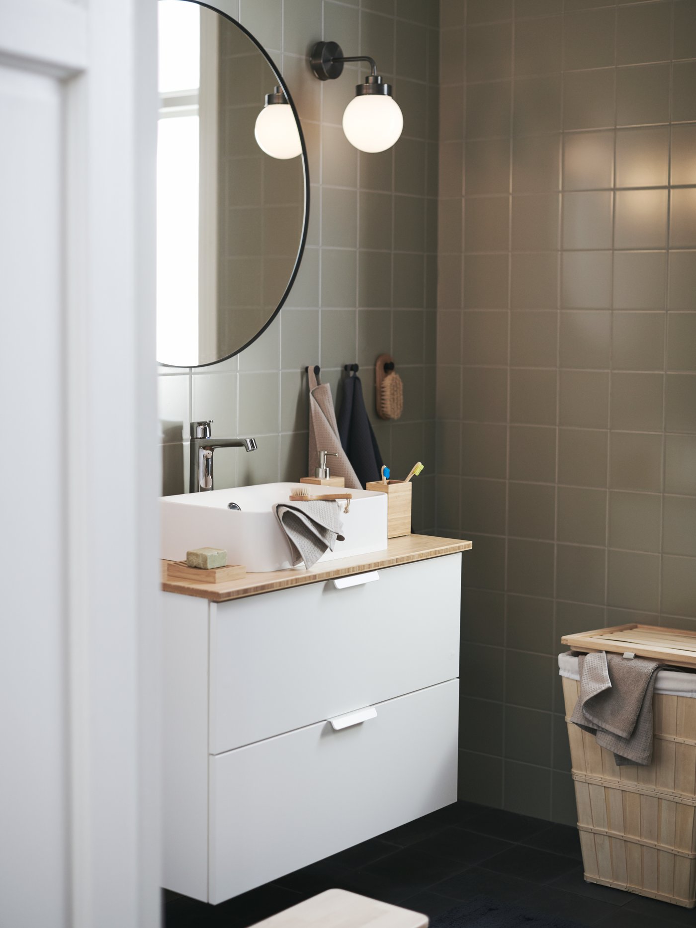 A bathroom with GODMORGON/TOLKEN bathroom cabinet and a LINDBYN mirror on the wall.