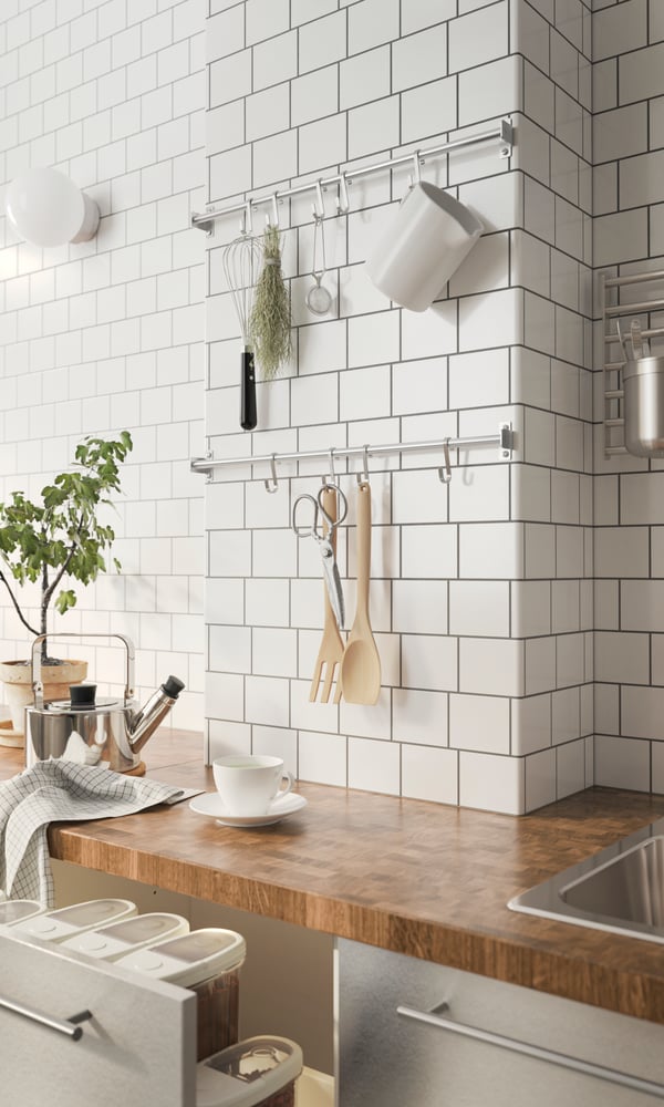 Une cuillère RÖRT en hêtre dans la cuisine