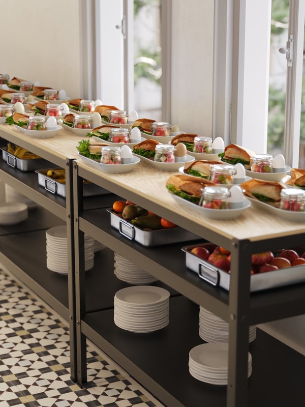 A stainless steel KONCIS roasting tin with grill rack