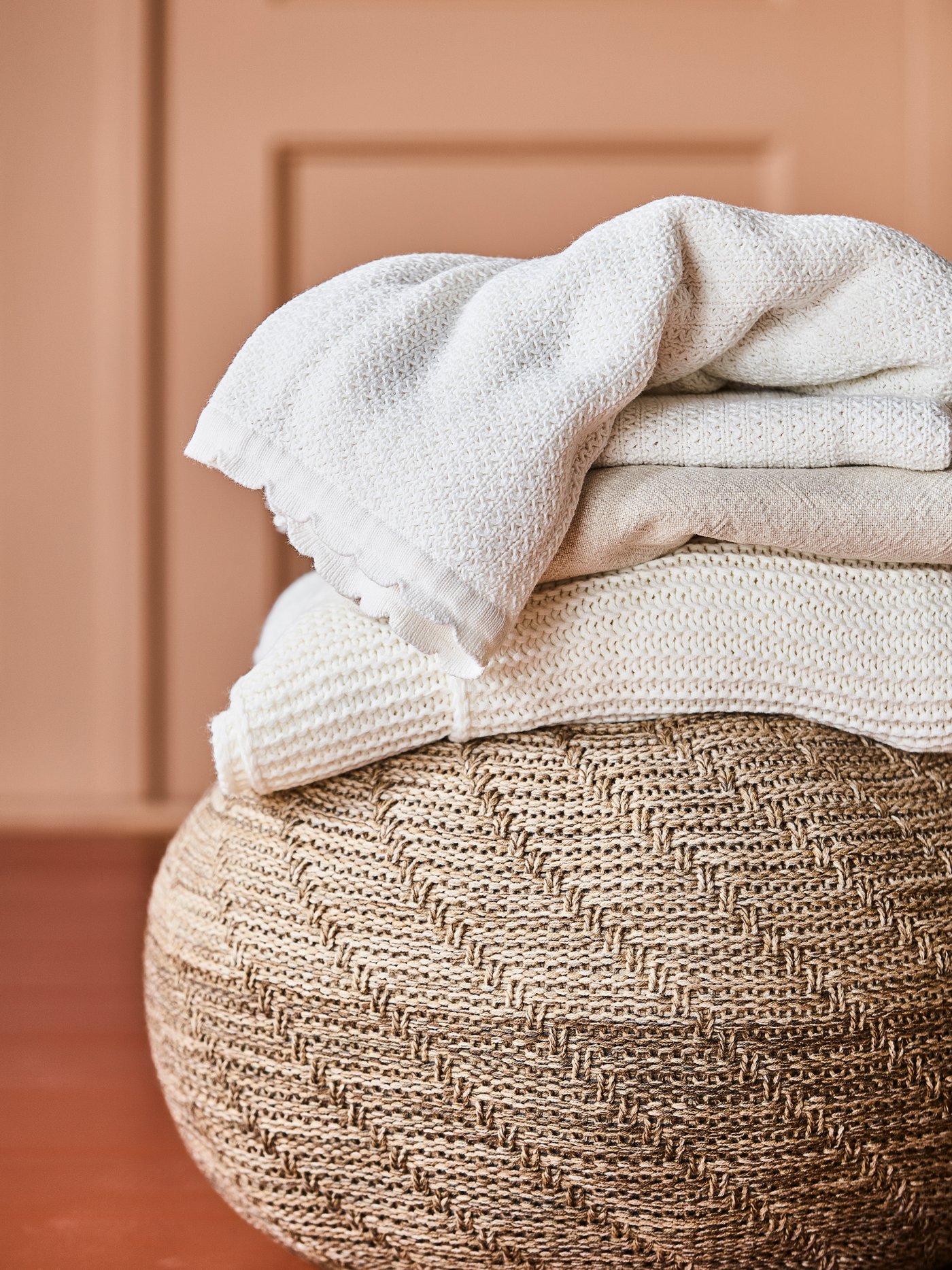 En beige SANDARED puf i stuen