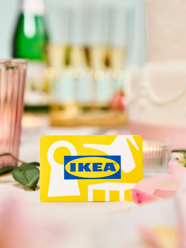 IKEA Geschenkkarte auf einem geschmücktem Tisch.