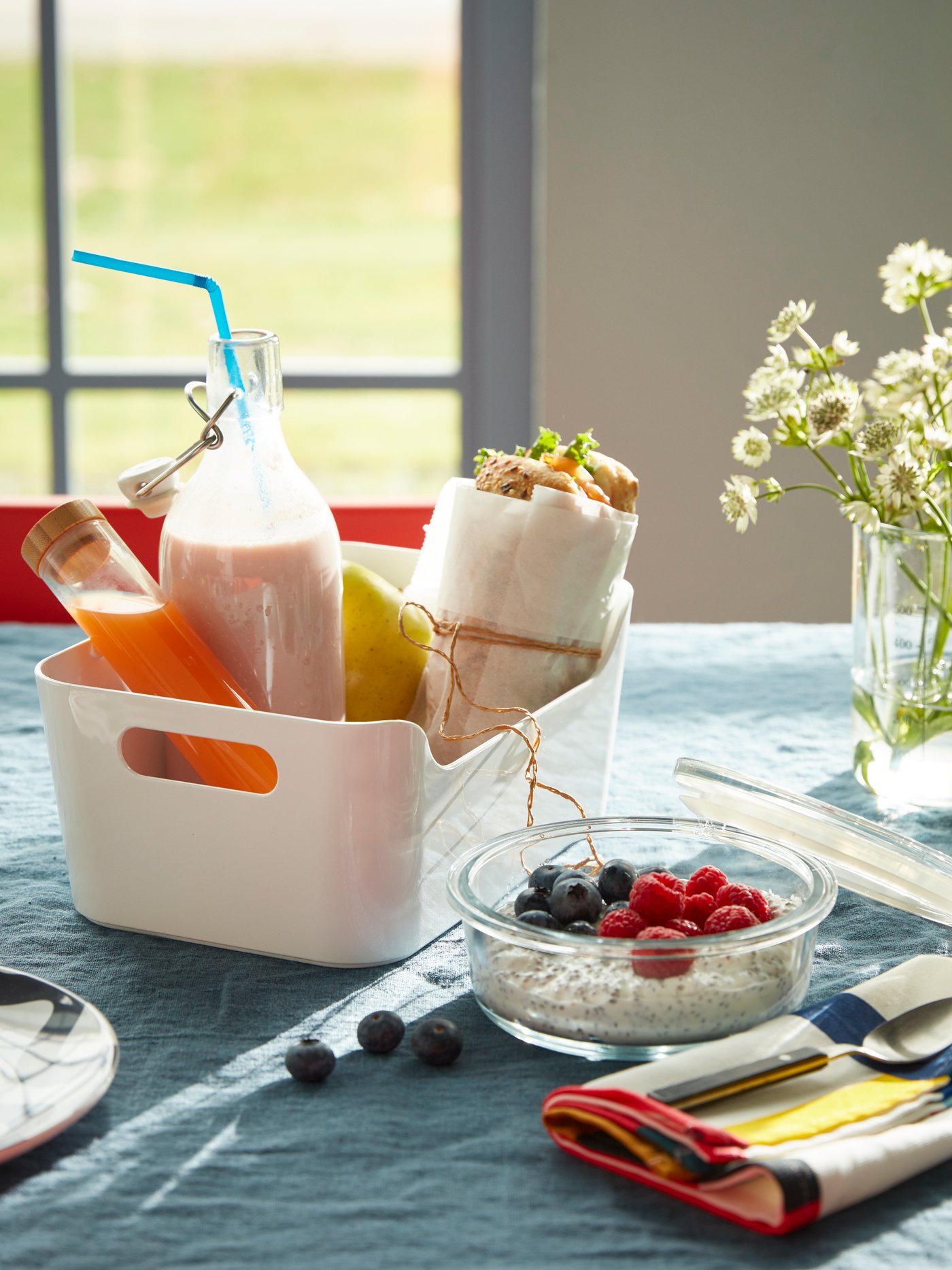 Caja VARIERA blanca con bocadillo, botella de yogur de cristal y zumo para el desayuno para llevar.