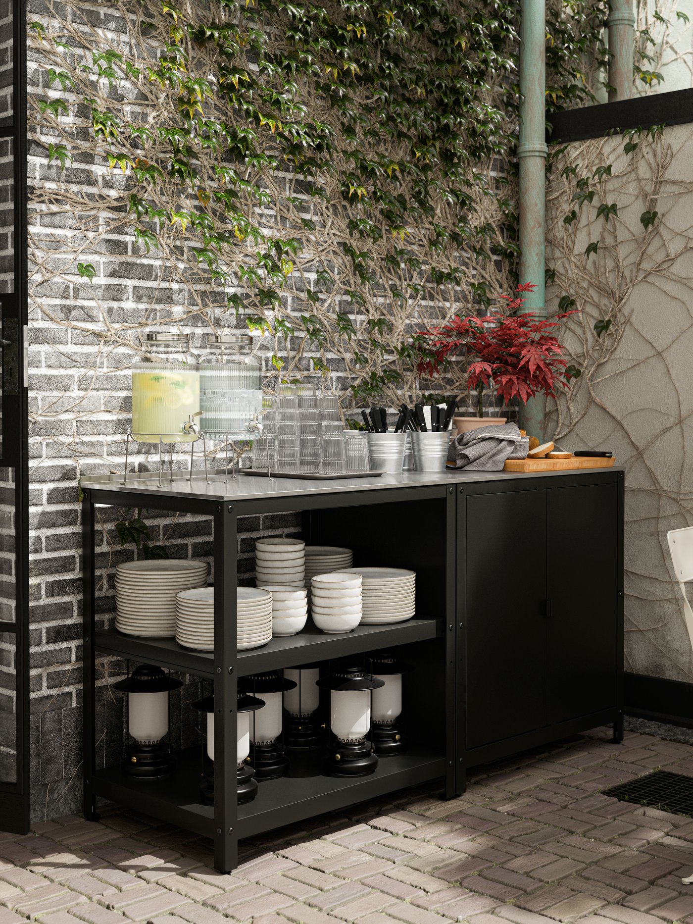 Estantería de isla de cocina negra junto a una estantería de isla de cocina gris con almacenaje abierto con platos.