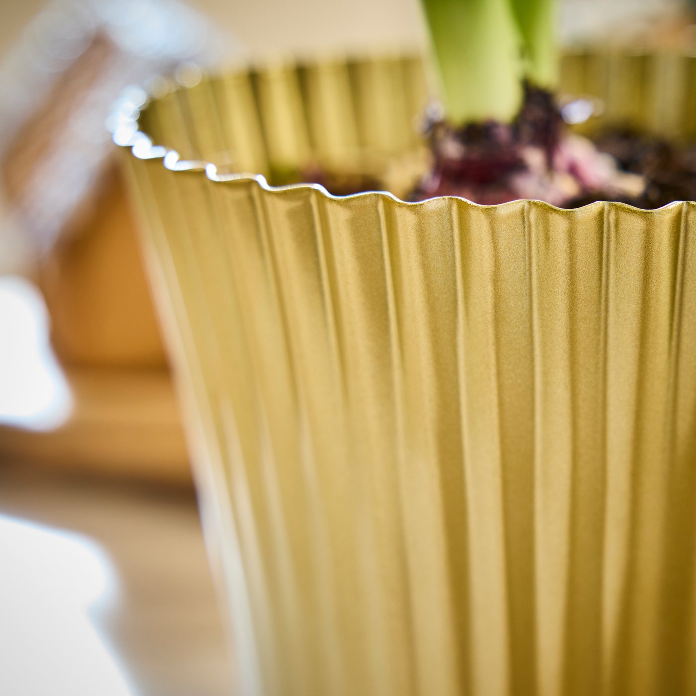 A gold VINTERFINT plant pot