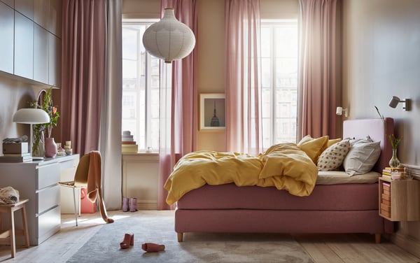 An off-white TYVELSE rug, low pile in the bedroom
