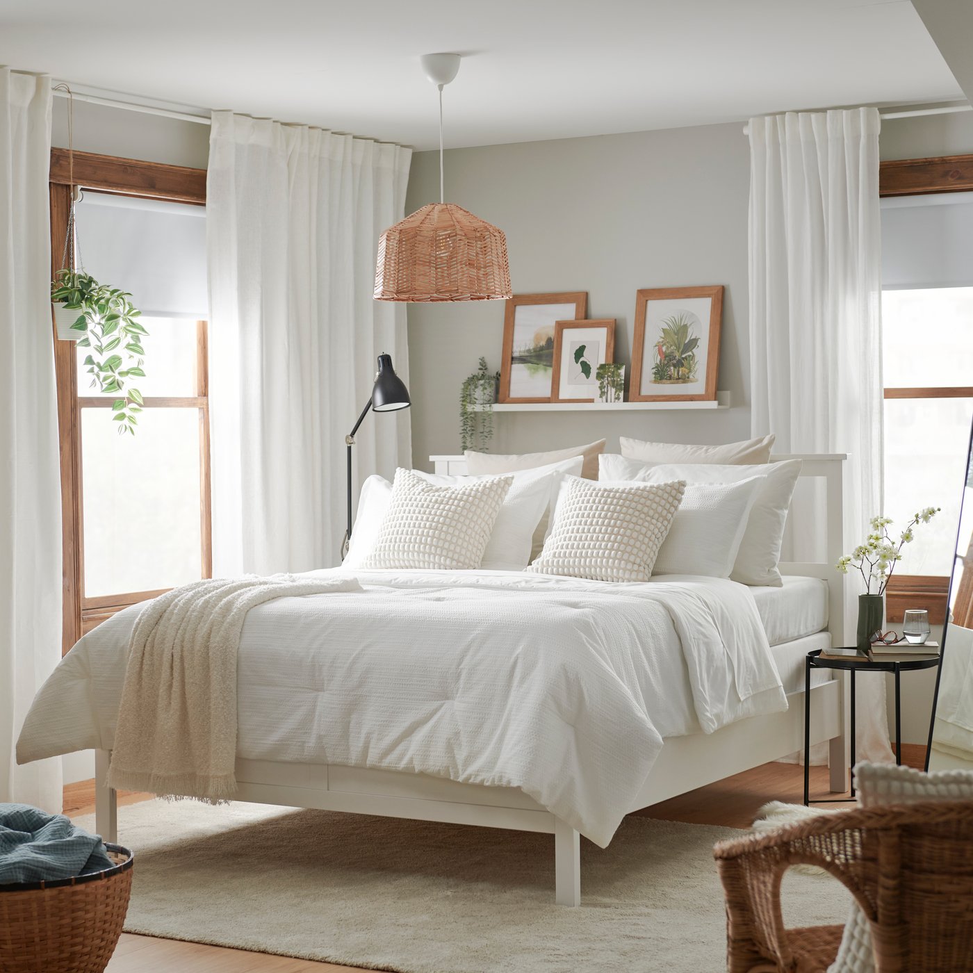 A white LUKTVICKER comforter set