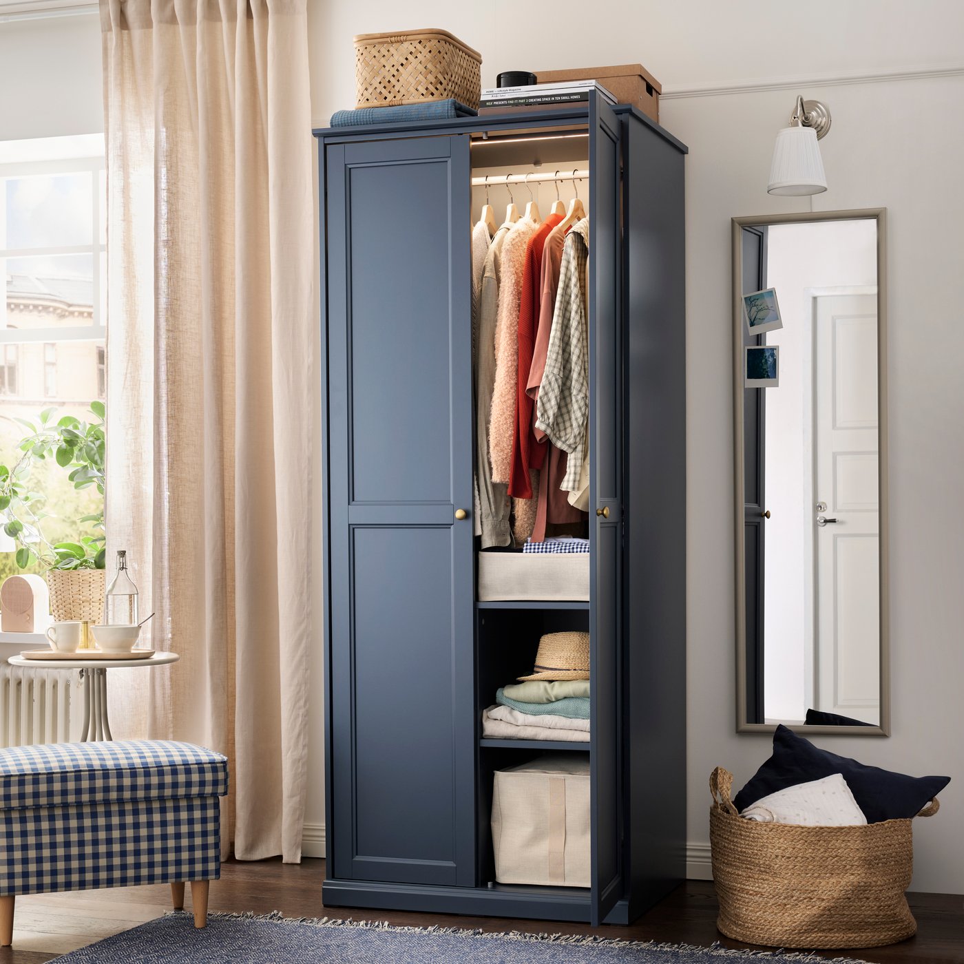 Clóset FÅGELFJÄLLET azul grisáceo oscuro con dos puertas, barra para colgar ropa y estantes interiores.