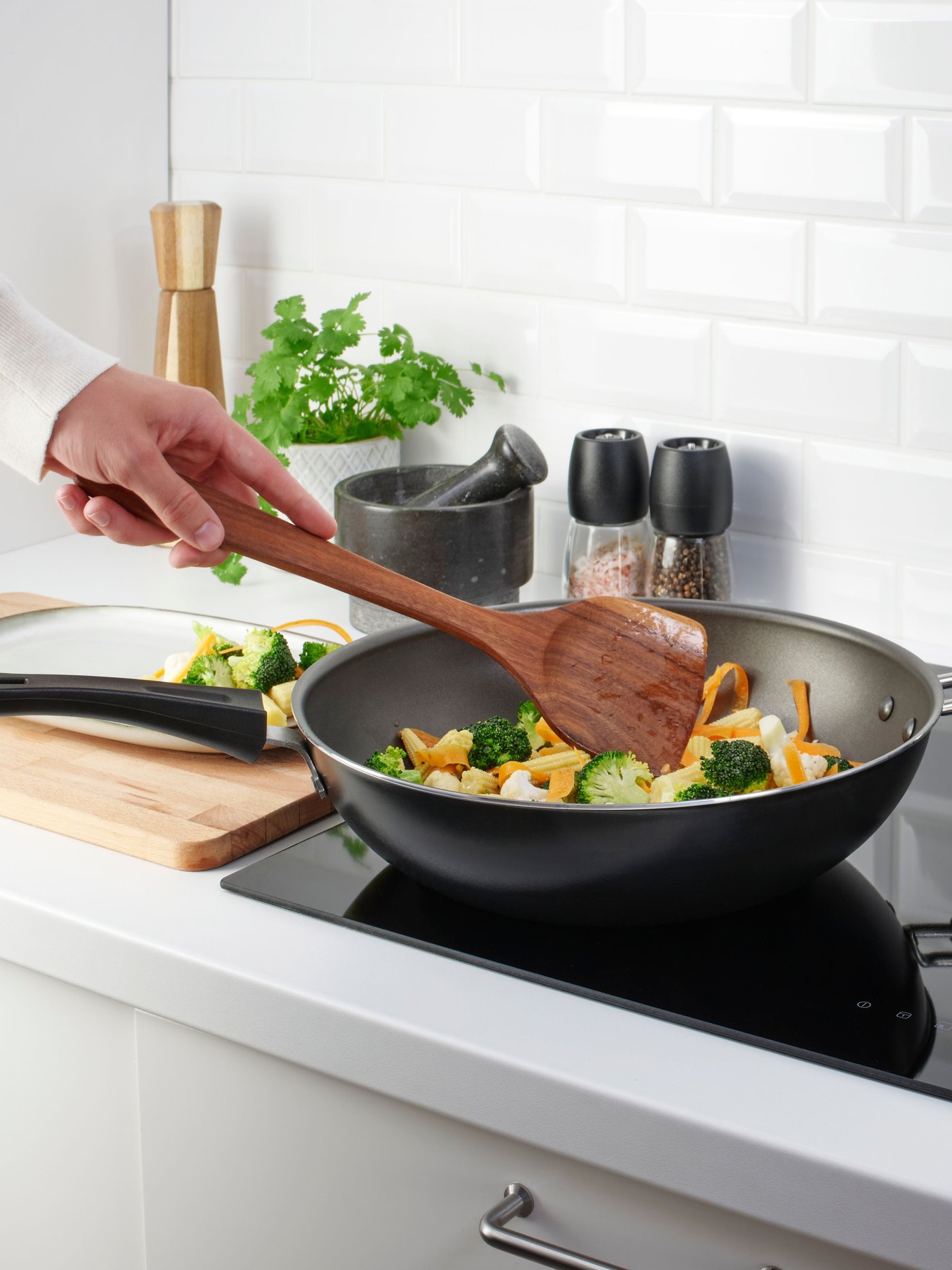 A walnut HULDHET wok spatula in the kitchen