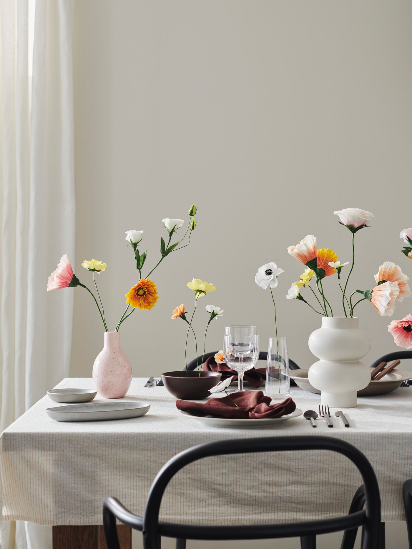 Um vaso BLODBJÖRK rosa claro/azul na sala de jantar