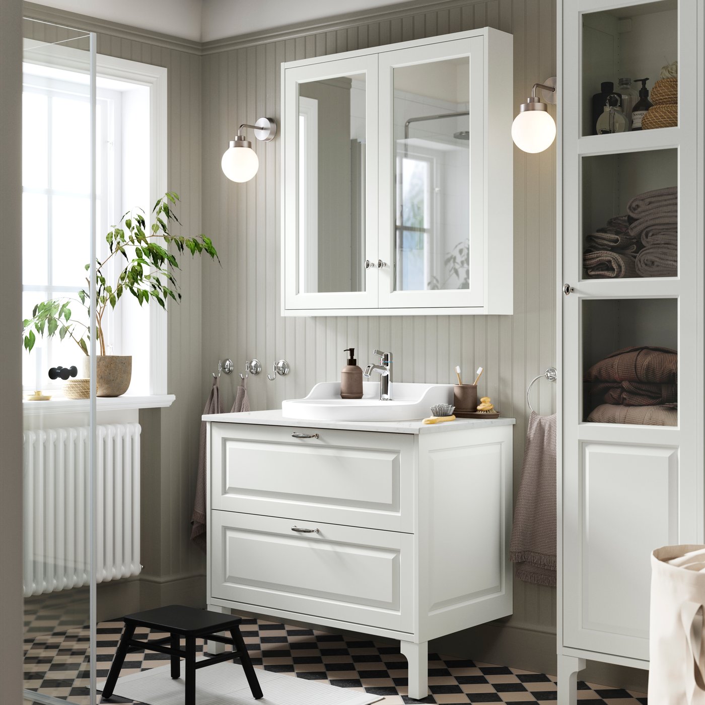 A bathroom featuring white TÄNNFORSEN wash-stands with drawers, mirror cabinets with doors and a high cabinet.