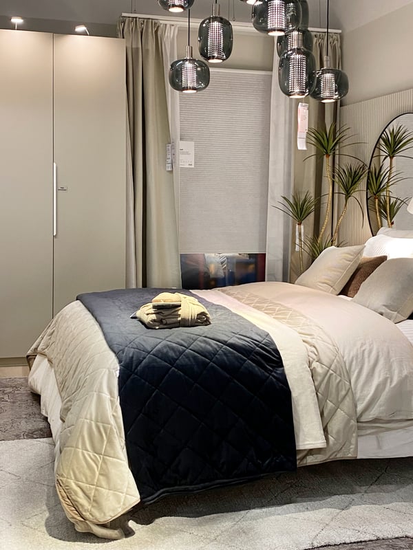 Een moderne, stijlvolle slaapkamer met veel beige en in het midden een groot tweepersoons bed