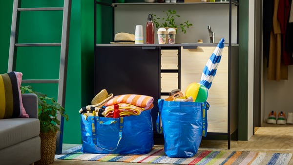 A transparent/light grey-brown SPLITTERNY snack container in the kitchen