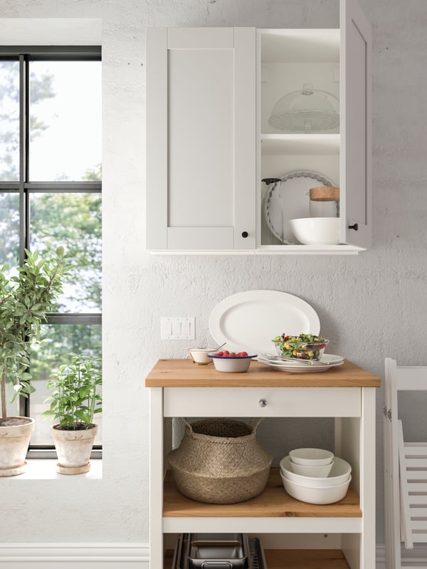 un petit îlot de cuisine utilisé pour le rangement.