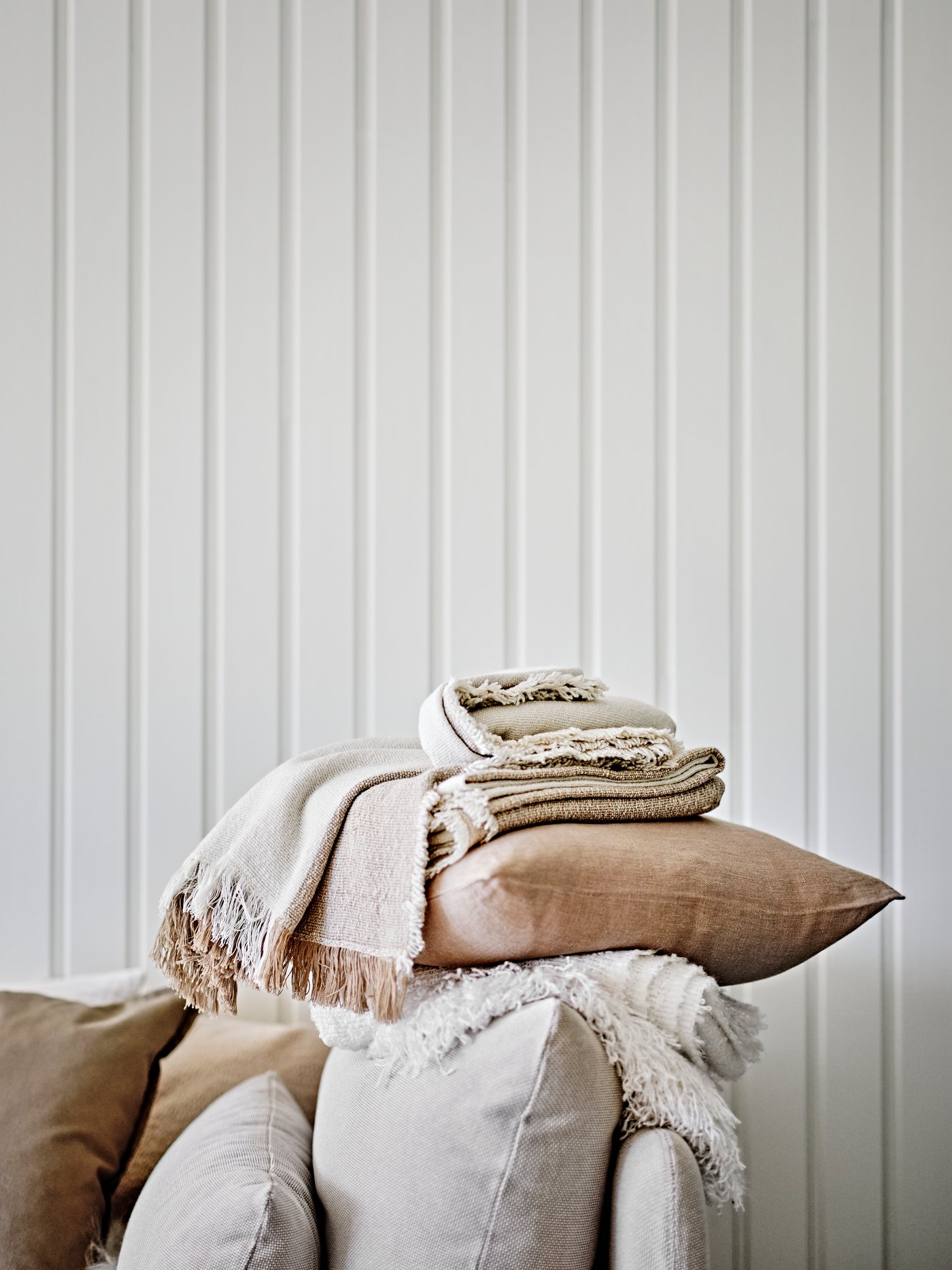 Un plaid GUNNEMOR blanc cassé/gris-beige