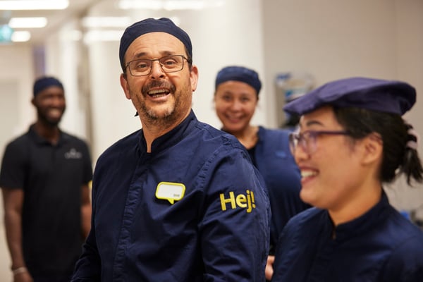 Un collaborateur ikea en train de rire