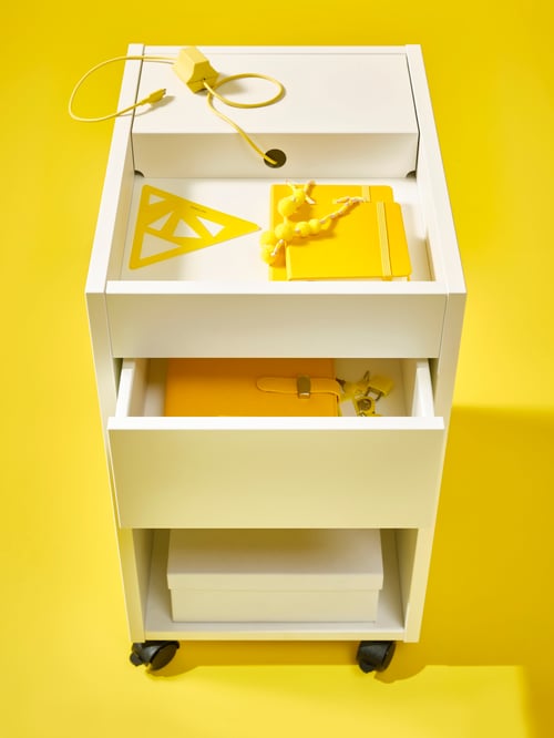 Bedroom with a white TONSTAD drawer unit on castors storing a SITTBRUNN usb A to usb C cable, a TJENA storage box with lid.