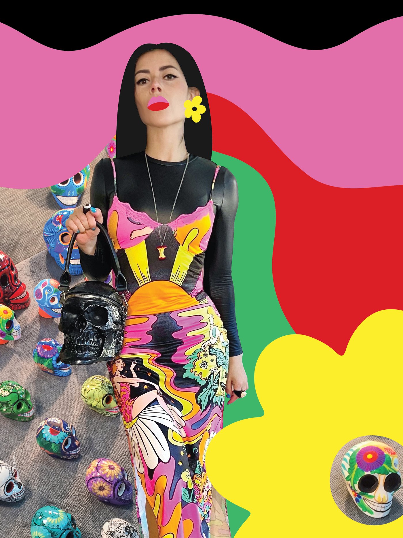 En kvinde klædt i en farvet kjole på en baggraund med mange farver.