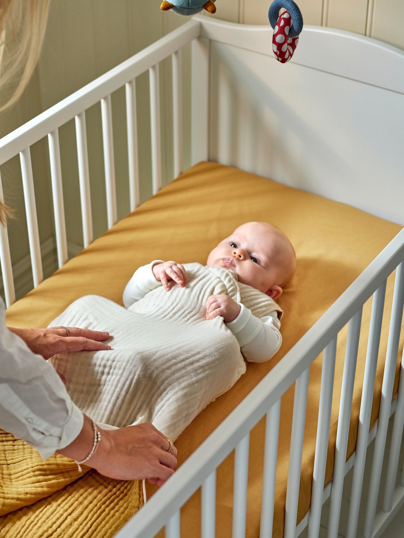 A dark yellow/blue GULDVÄVARE fitted sheet for cot
