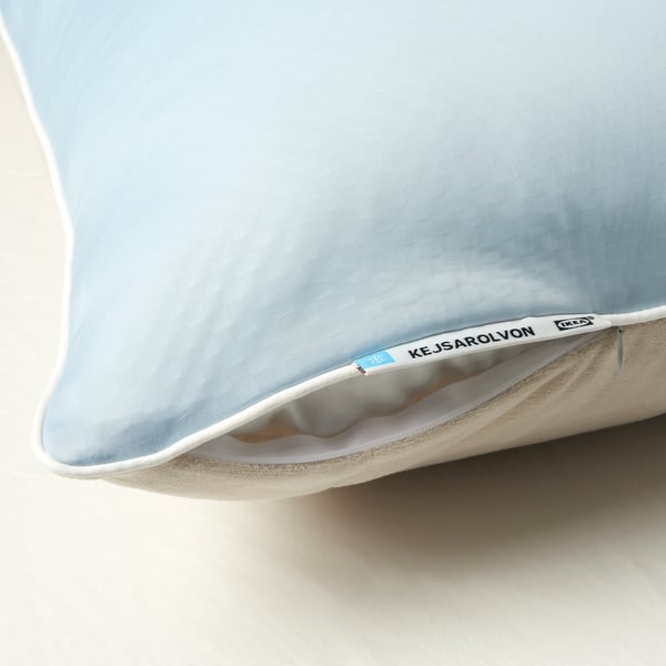 Un protector de coixí KEJSAROLVON beige/blau.