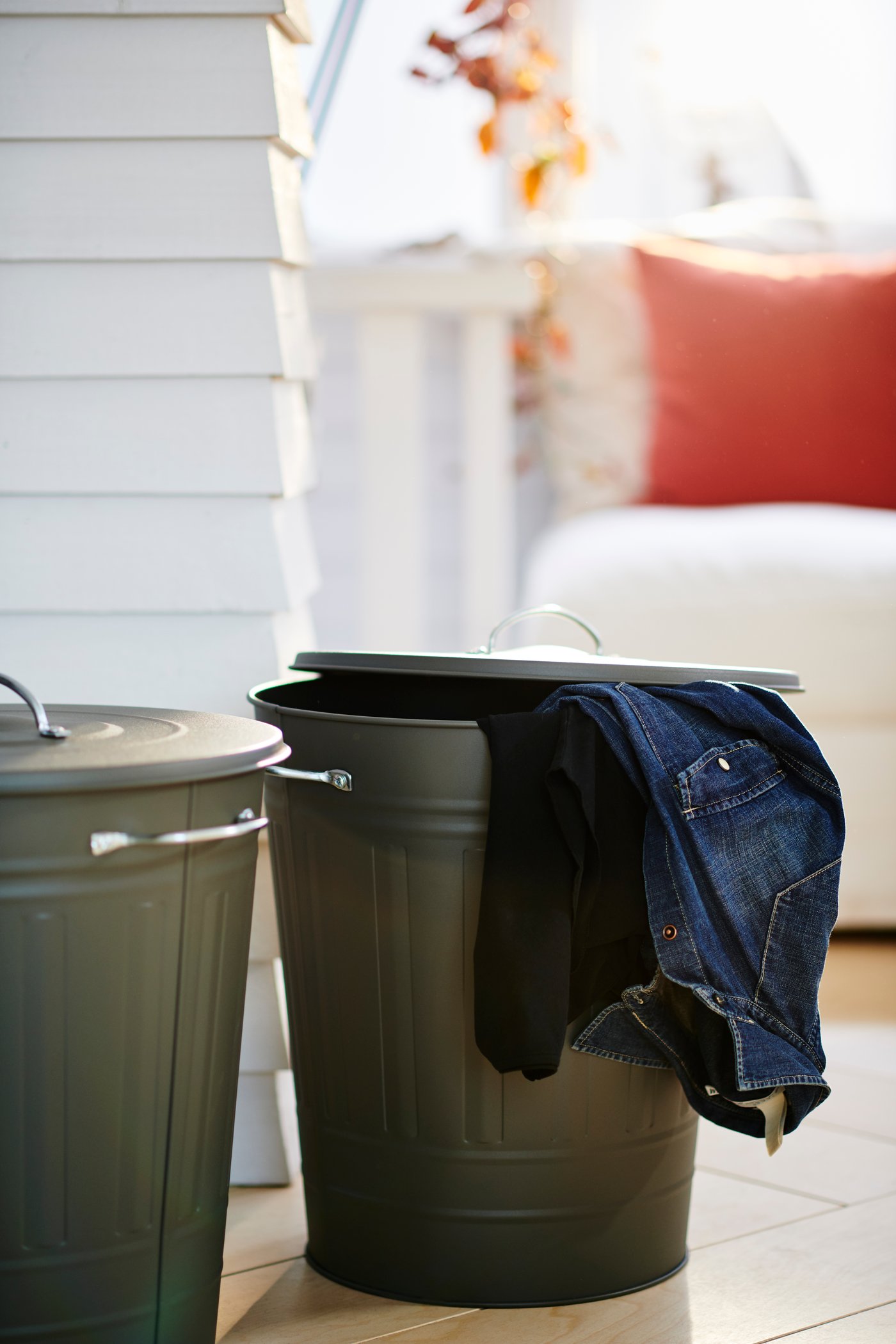 A grey KNODD bin with lid in the living room