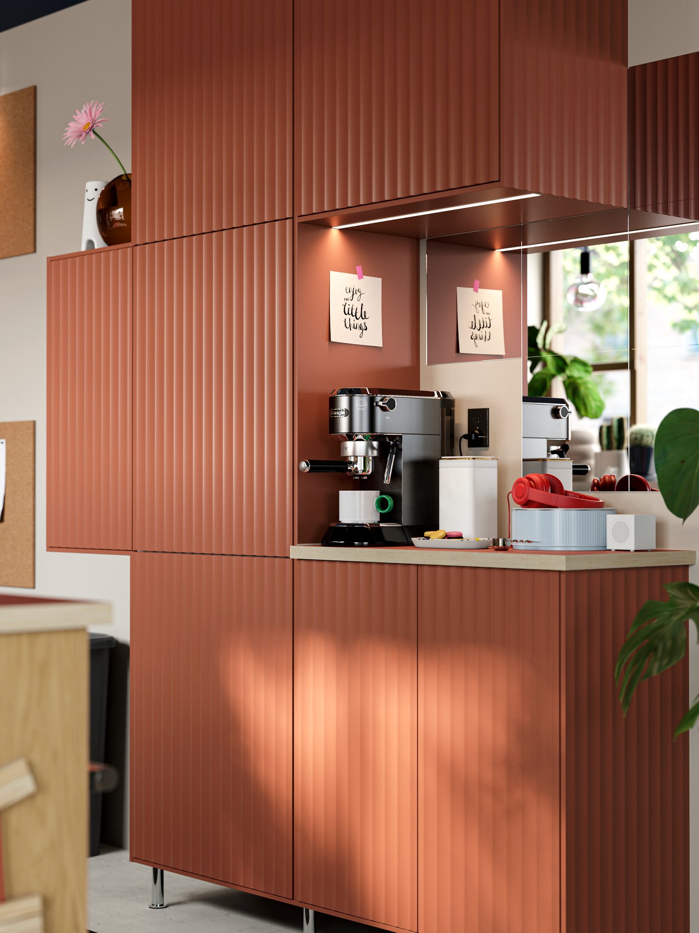 Une cuisine équipée de meubles SEKTION avec portes décoratives TERRSJÖ à motif ondulé rouge-brun, fixés au mur.