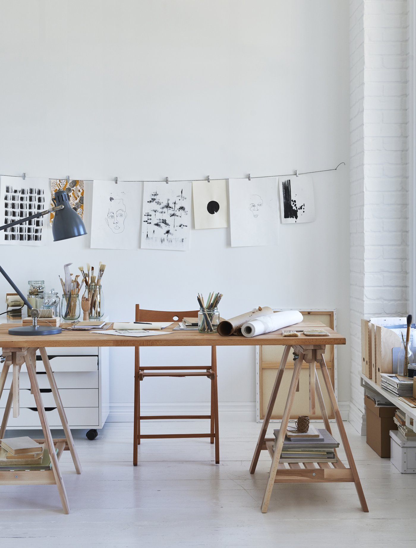 デスク、書類、チェアがある部屋。