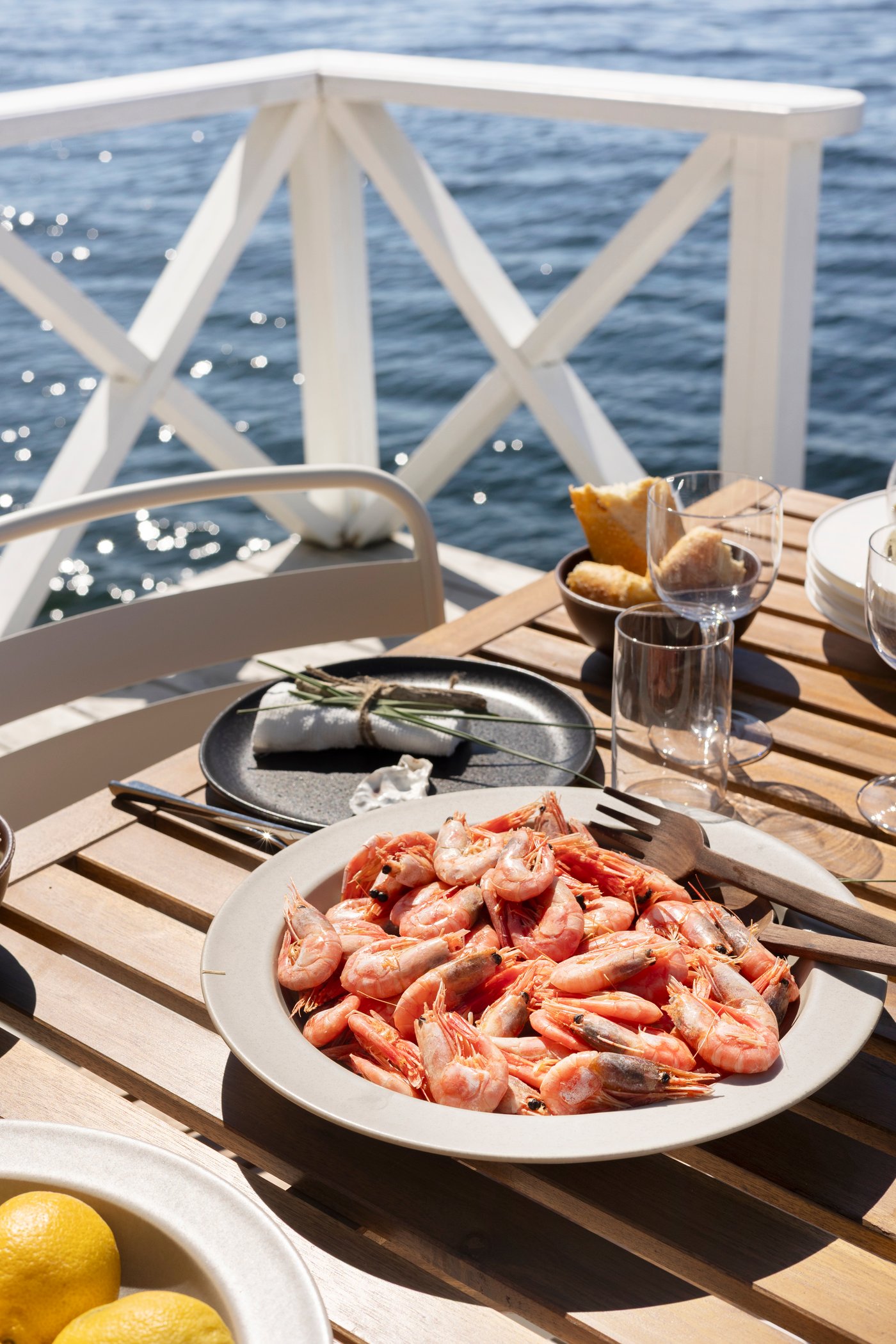  Med NÄMMARÖ spisebord og NORRMANSÖ stoler så sitter du behagelig når du nyter mat og er sammen med venner utendørs. 