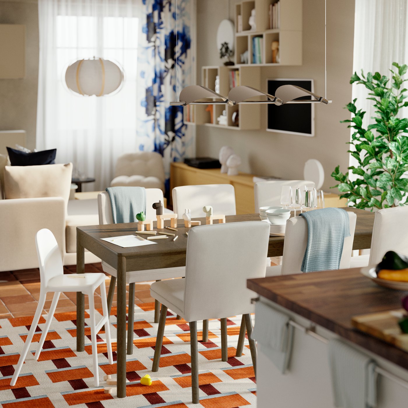 Ett utdragbart TONSTAD bord med stolar står på en färgglad matta i en matsal mellan kök och vardagsrum.