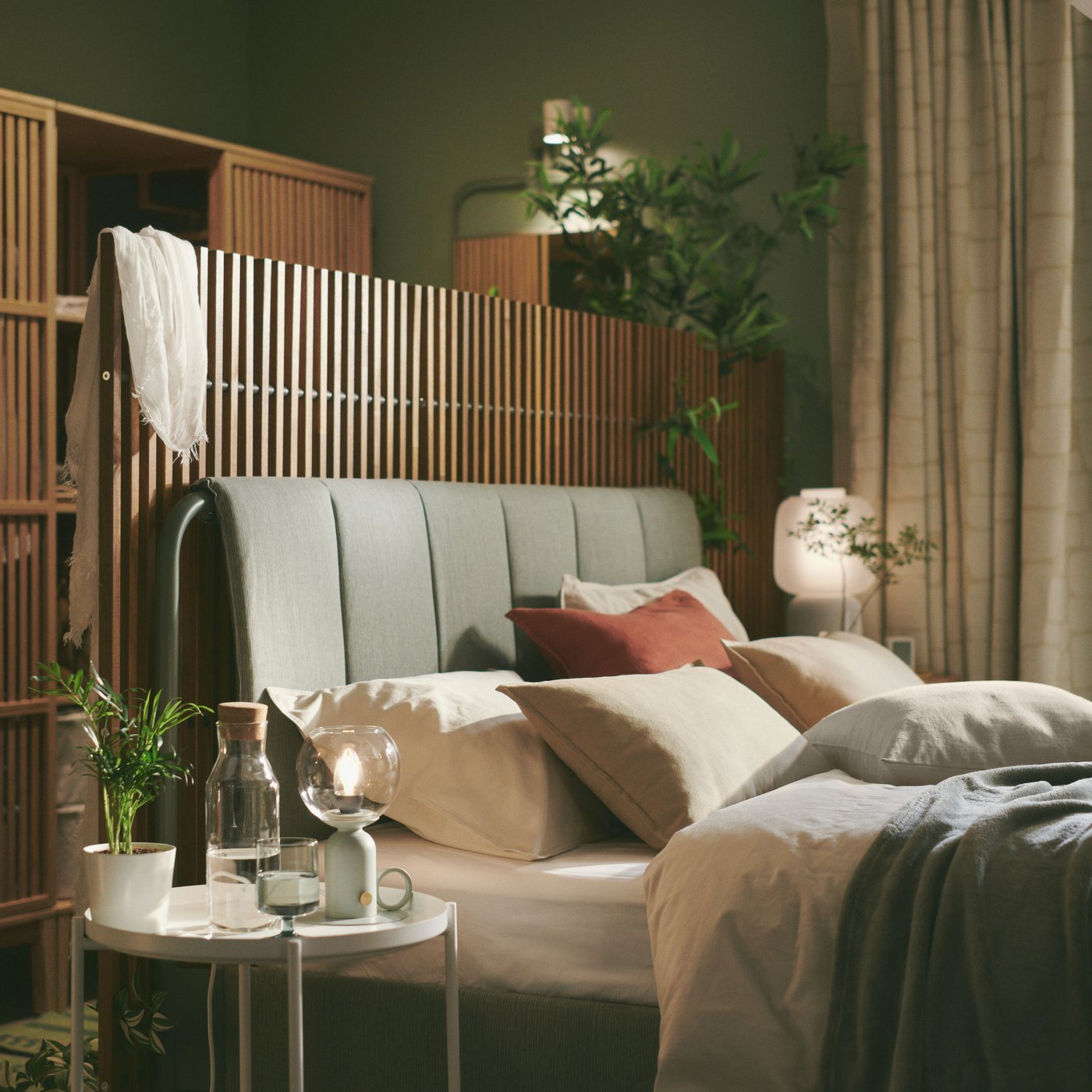 A light brown stained indoor /outdoor NÄMMARÖ privacy screen