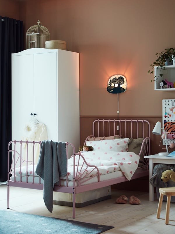 An ash veneer MALLGRODA box with lid in the childrens room