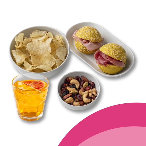 Mini panini alla curcuma e salumi, patatine, mix di frutta secca e bevanda