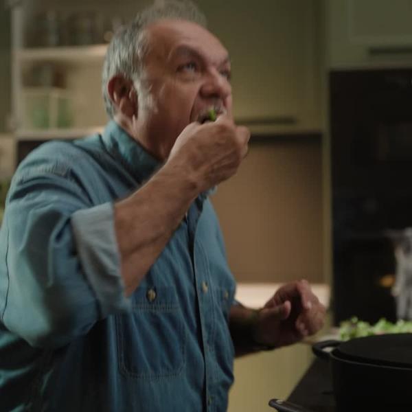 Deux personnes âgées en train de cuisiner et discuter dans une cuisine IKEA.