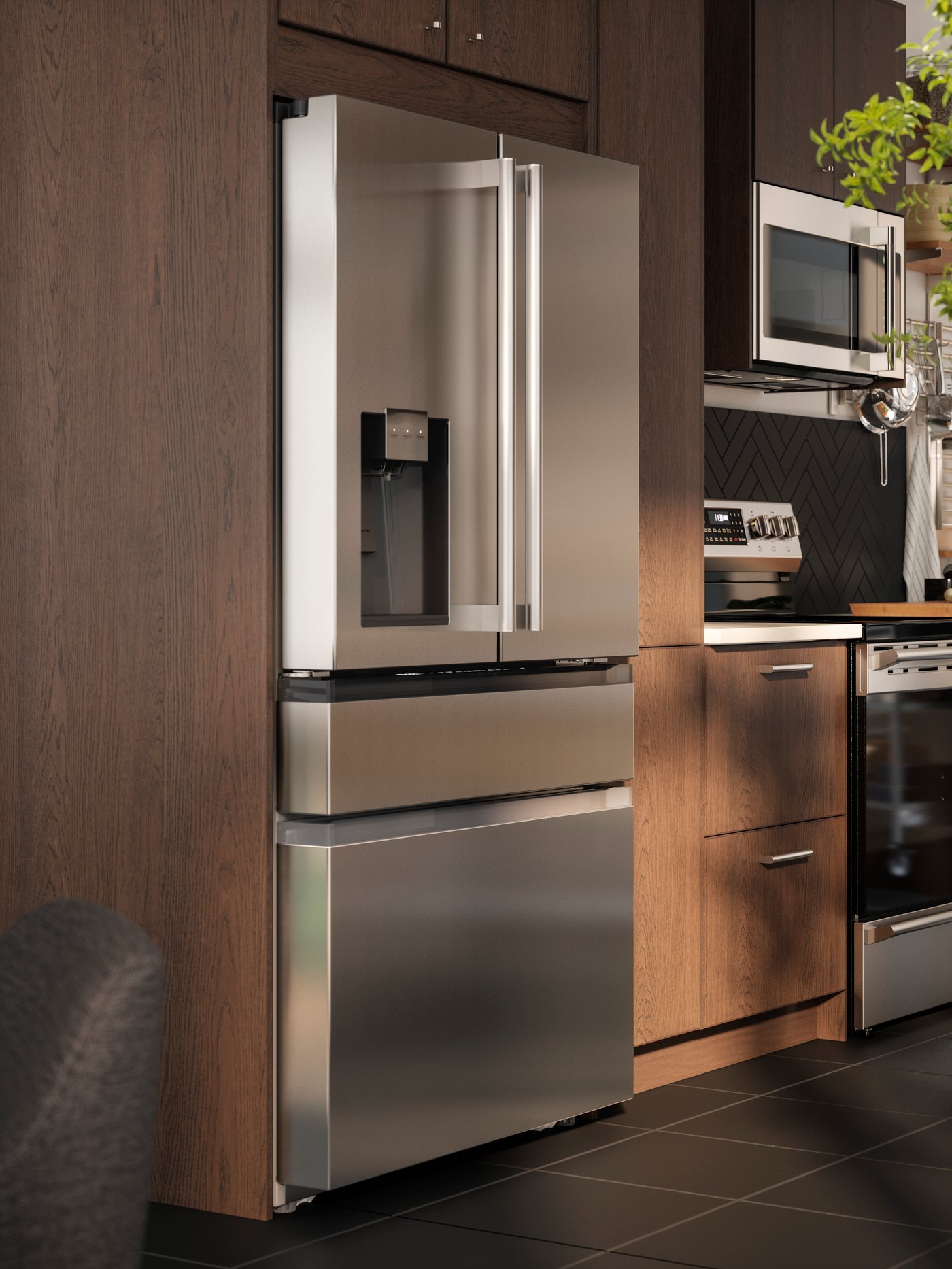 Szabadon álló hűtő egy METOD konyhában, SINARP konyhaszekrényajtókkal