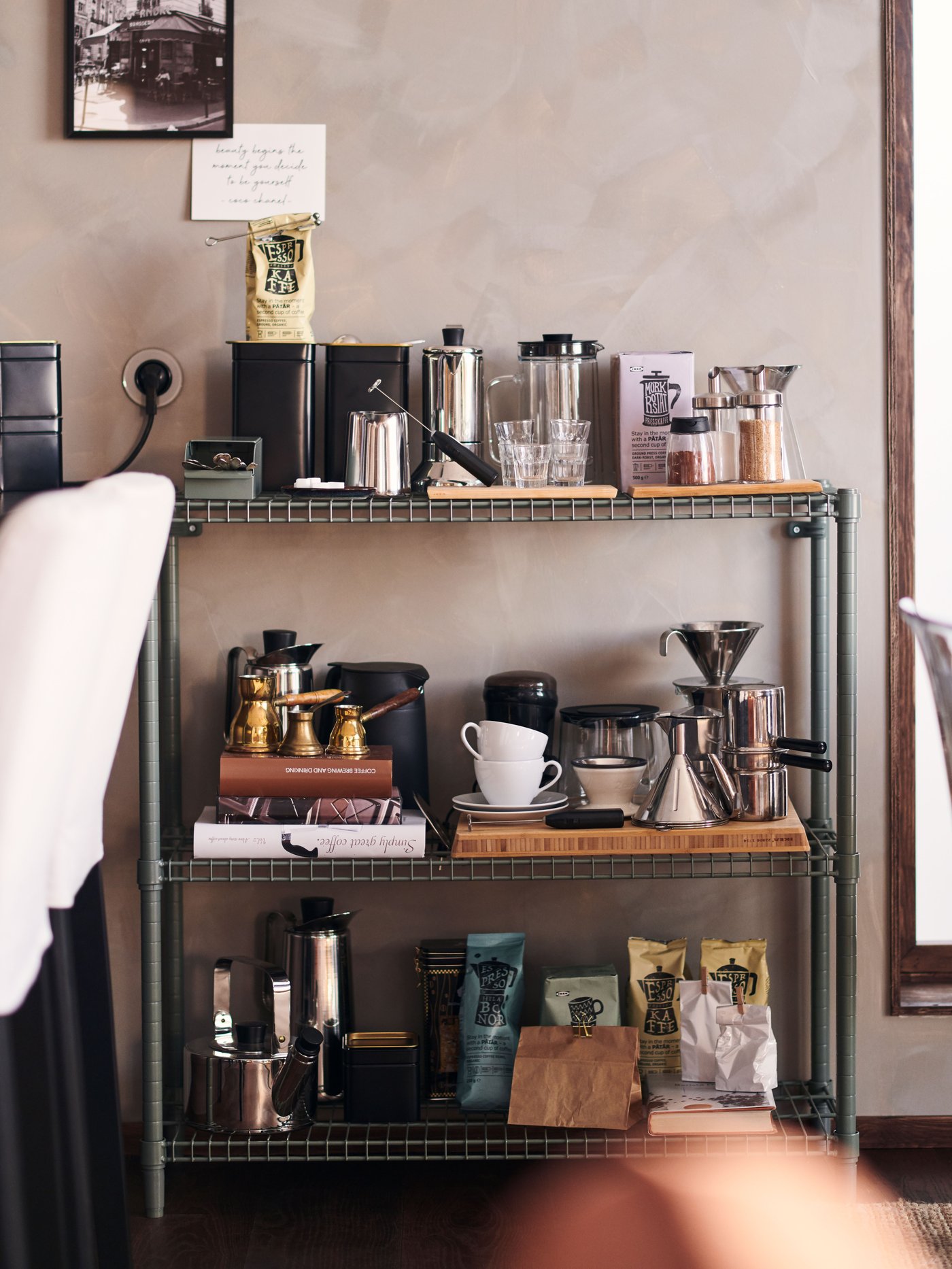Eine weiße VÄRDERA Kaffeetasse mit Untertasse steht mit weiteren Utensilien einer Kaffeeecke auf einem Sideboard in der Küche