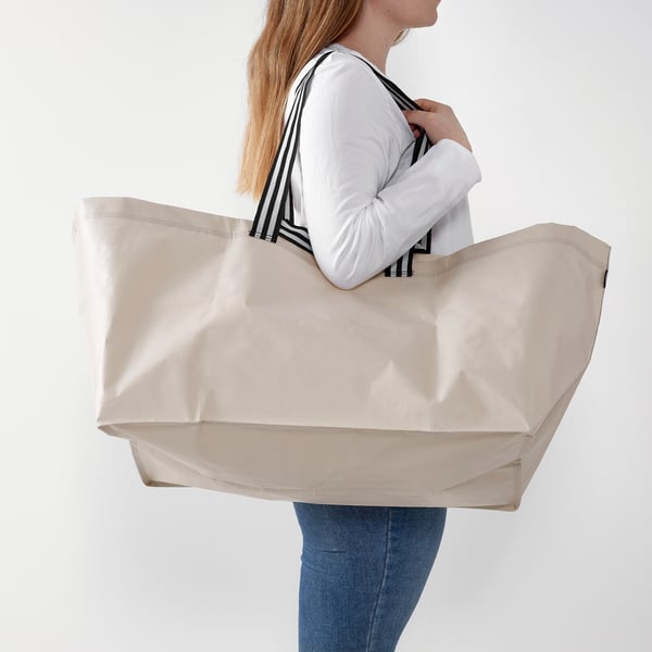 A light beige GÖRSNYGG carrier bag, large
