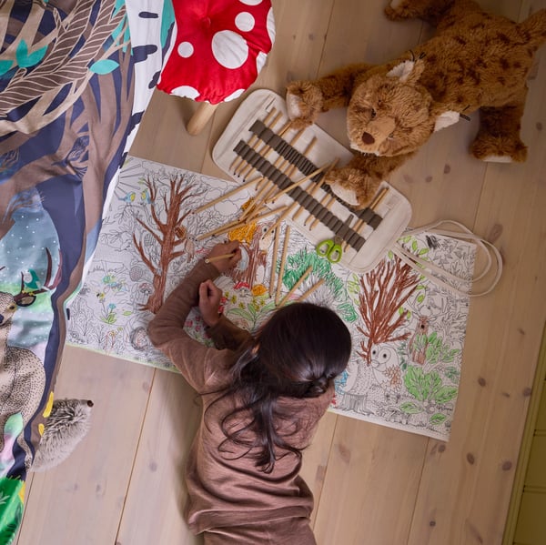 Un rollo de papel para colorear SKOGSDUVA del bosque encantado en la habitación de los niños